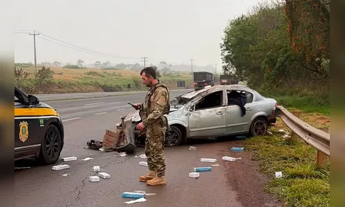 
							Motorista tenta fugir da PRF, capota carro e é preso com carga contrabandeada no PR
						
						