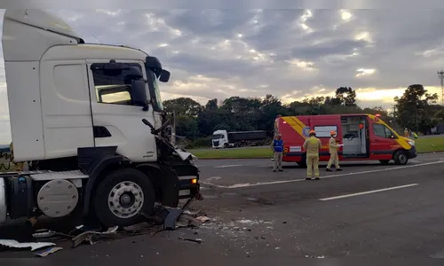 
							Acidente entre caminhões mobiliza equipes de socorro na BR-376 em Apucarana
						
						