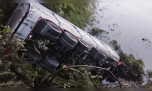 
							Caminhão cai em represa na BR-376 em Tijucas do Sul; motorista está desaparecido
						
						