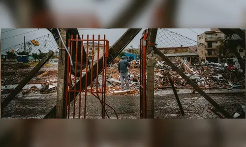 
							Após oito meses de realocação, quase 400 estudantes voltam ao colégio destruído por tornado no Paraná
						
						