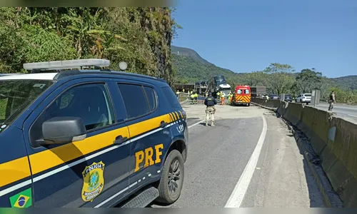 
							Engavetamento com dez veículos deixa dois mortos e cinco feridos graves no PR
						
						
