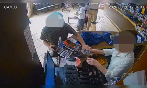 
							Homem diz estar armado e leva dinheiro de caixa de loja em Apucarana; veja o flagrante
						
						