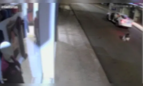 
							Pai pula de carro em movimento com bebê de cinco meses no PR; veja o flagrante
						
						