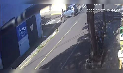 
							Câmera flagra colisão em cruzamento que deixou motociclista ferido em Apucarana
						
						