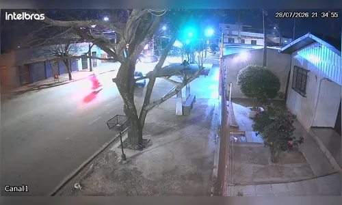 
							Câmera de segurança flagra acidente entre carro e moto em Arapongas
						
						