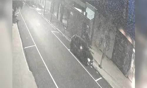 
							Câmeras flagram furto de notebooks em carro no Centro de Apucarana
						
						