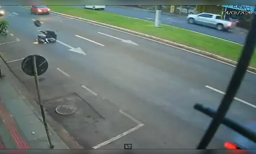 
							Câmeras flagram roda de carretinha atingindo motociclista a caminho do trabalho no PR
						
						