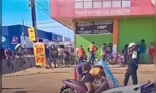 
							Câmeras mostram que mulher achada morta em pé sobre moto foi atingida por carro em (RO)
						
						