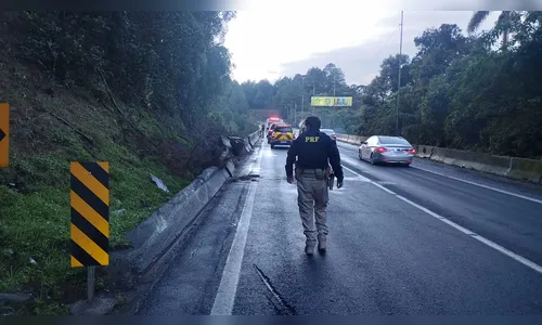 
							Caminhão cai em represa na BR-376 em Tijucas do Sul; motorista está desaparecido
						
						