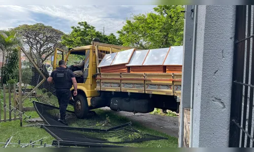 
							Caminhão desgovernado atinge dois carros e grade de escola em Apucarana; veja
						
						