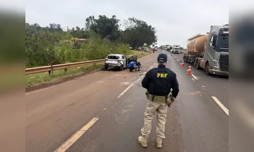 
							Três mulheres morrem após carro capotar e submergir em canal ao lado de rodovia no PR
						
						