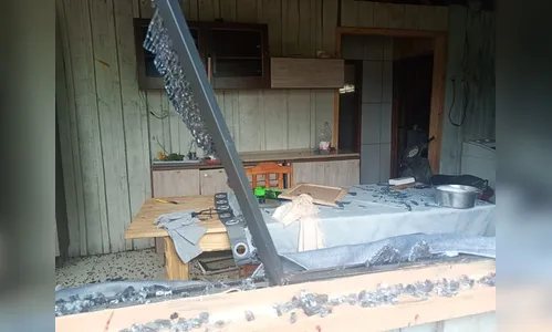 
							Homem é preso pela 2ª vez após apedrejar casa de vítima que usou sinal de socorro no PR
						
						