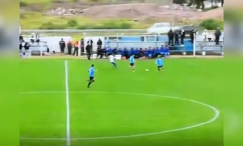 
							Bola chutada para fora de estádio causa acidente de trânsito na 2ª divisão do futebol uruguaio
						
						