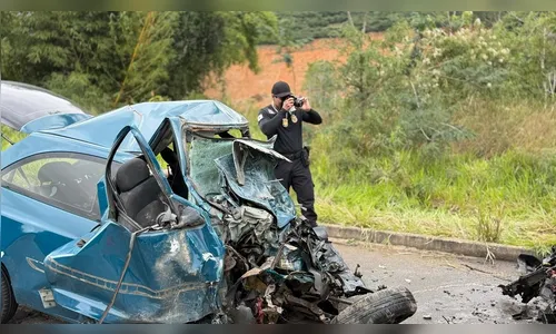 
							Colisão frontal entre carro e van da saúde deixa cinco mortos e seis feridos
						
						