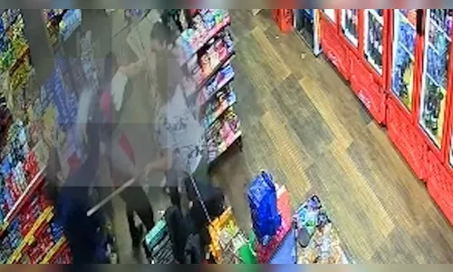 
							Comerciante usa rodo e chinelo para expulsar ladrão de mercado no PR
						
						