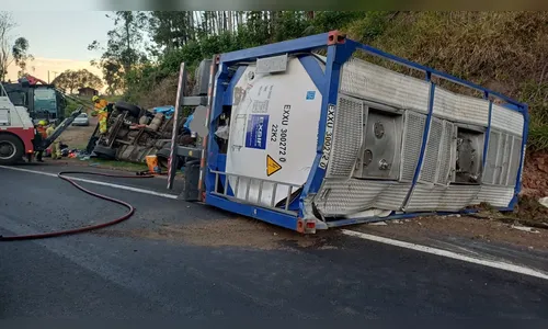 
							Dois morrem após caminhão tombar sobre pedestres na BR-376 em Mauá da Serra
						
						