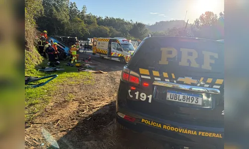 
							Dois morrem após caminhão tombar sobre pedestres na BR-376 em Mauá da Serra
						
						