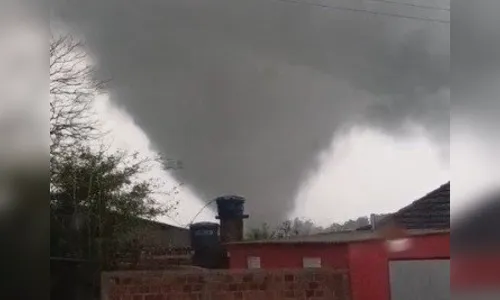 
							Vídeo impressionante flagra tornado durante tempestade no interior do RS
						
						