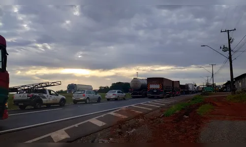 
							Acidente entre caminhões mobiliza equipes de socorro na BR-376 em Apucarana
						
						