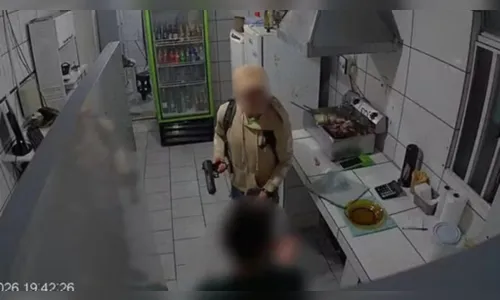 
							Funcionária de drive-in é espancada em assalto e joga batata frita contra agressor no PR
						
						