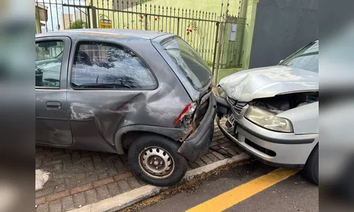 
							Idoso sofre mal súbito ao volante, atinge veículo estacionado e carro vai parar em portão de casa
						
						