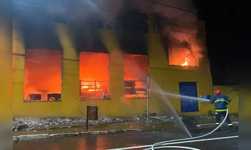 
							Incêndio atinge supermercado na madrugada desta sexta-feira em Iporã; vídeo
						
						
