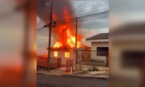 
							Casa é consumida pelo fogo em Jandaia do Sul; vídeos flagram destruição
						
						