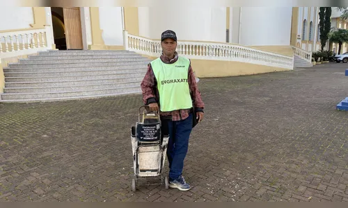 
							Único engraxate de Apucarana mantém ofício há 31 anos no centro da cidade
						
						