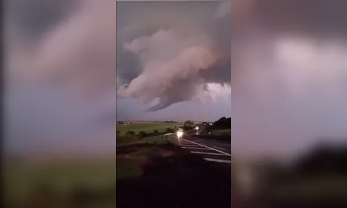 
							Morador registra formação de nuvem funil durante chuva em Marilândia do Sul (PR)
						
						
