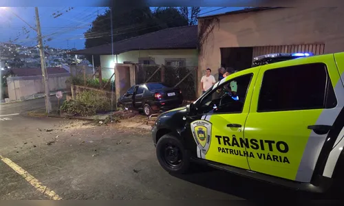 
							Motorista fica ferido após bater carro contra árvore em Apucarana
						
						