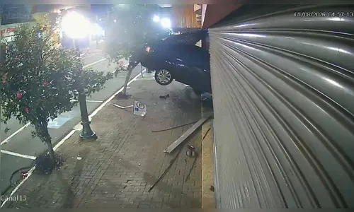 
							Vídeo mostra Toyota Corolla invadindo loja no centro de Apucarana; assista
						
						