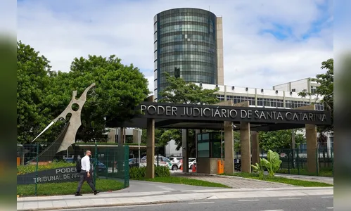 
							Mulher descobre filha falsa registrada por marido falecido em seu nome em SC; entenda
						
						