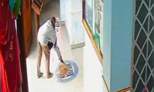 
							Mulher é flagrada jogando fezes dentro de igreja católica e fugindo em seguida
						
						