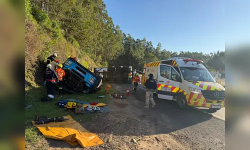 
							Dois morrem após caminhão tombar sobre pedestres na BR-376 em Mauá da Serra
						
						