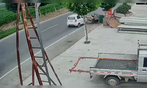 
							Vídeo: rajada de vento leva chapéu e evita que idoso seja atropelado por carro
						
						
