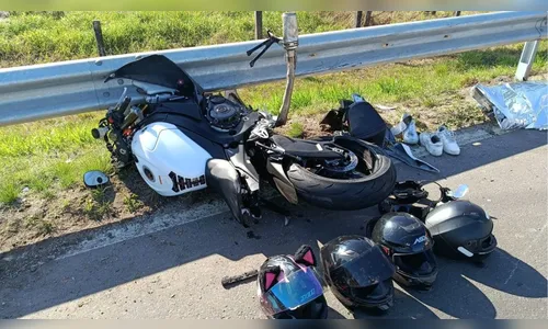 
							Casal de jovens morre em acidente de moto após tentar cumprimentar amigos em rodovia de SC
						
						