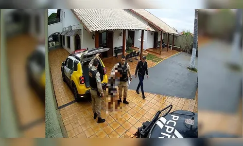 
							Pai pula de carro em movimento com bebê de cinco meses no PR; veja o flagrante
						
						
