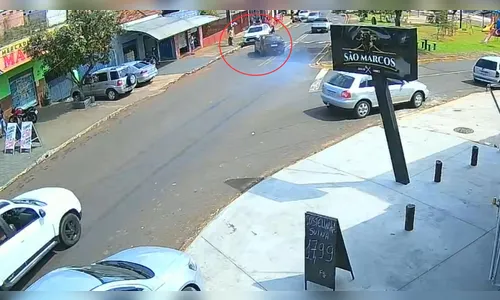 
							Pedestre escapa de atropelamento por frações de segundo em Apucarana
						
						