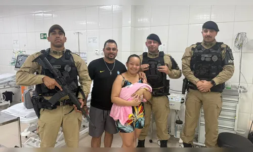 
							Policiais militares salvam bebê recém-nascida engasgada em Cambé; veja
						
						
