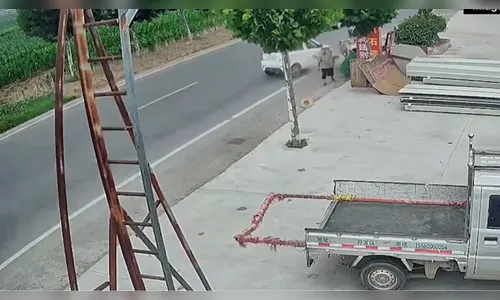 
							Por um triz: vento leva chapéu e livra idoso de ser atingido por carro na China
						
						