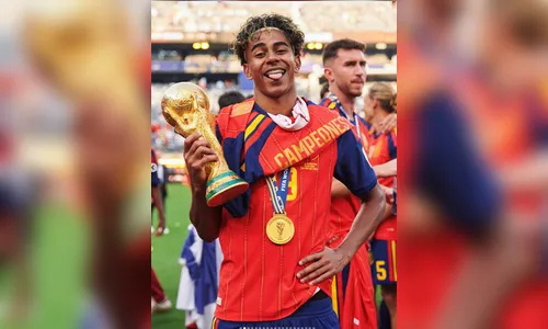 
							Regras da Fifa: seleção vencedora devolve taça original da Copa e fica com réplica
						
						