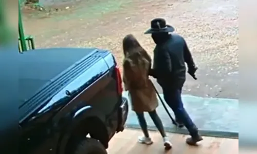
							Roubo no Vale do Ivaí levou polícia a 'Cleitinho do Pó' e aos corpos das primas desaparecidas
						
						