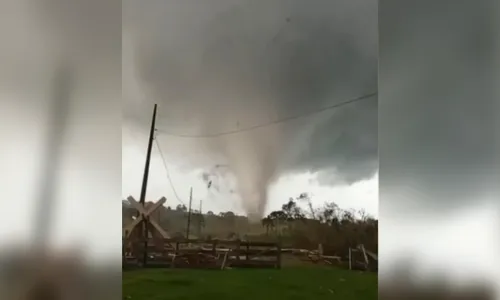 
							Tornado atinge cidade do Paraná e deixa rastro de destruição
						
						