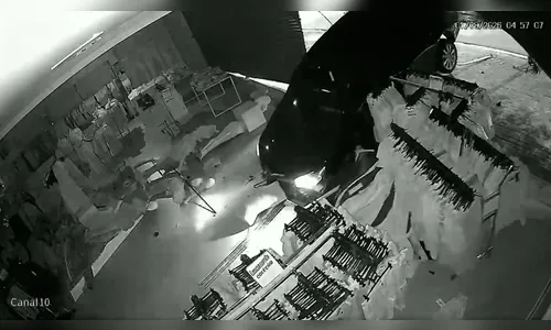 
							Novo vídeo mostra outro ângulo de invasão de Toyota Corolla em loja no centro de Apucarana
						
						