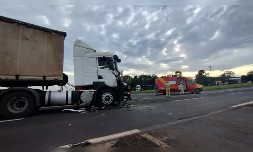 
							Vídeo mostra acidente entre dois caminhões em trevo da BR-376 em Apucarana; veja
						
						