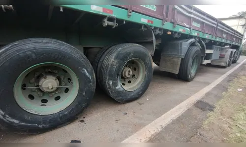 
							Vídeo mostra acidente entre dois caminhões em trevo da BR-376 em Apucarana; veja
						
						
