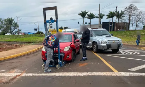 
							Batida entre carros trava trânsito em cruzamento com linha férrea em Apucarana
						
						
