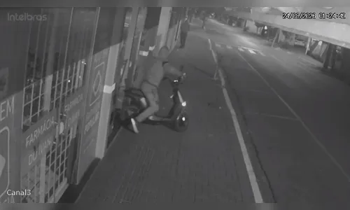 
							Vídeo mostra trio furtando moto elétrica, carne e chocolate de restaurante em Marilândia
						
						