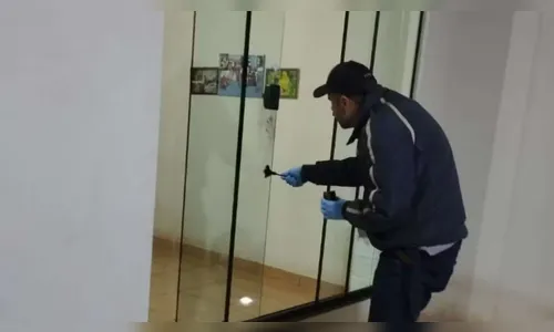 
							Esposa, filha e amante são presos suspeitos de assassinar idoso e forjar assalto no Paraná
						
						