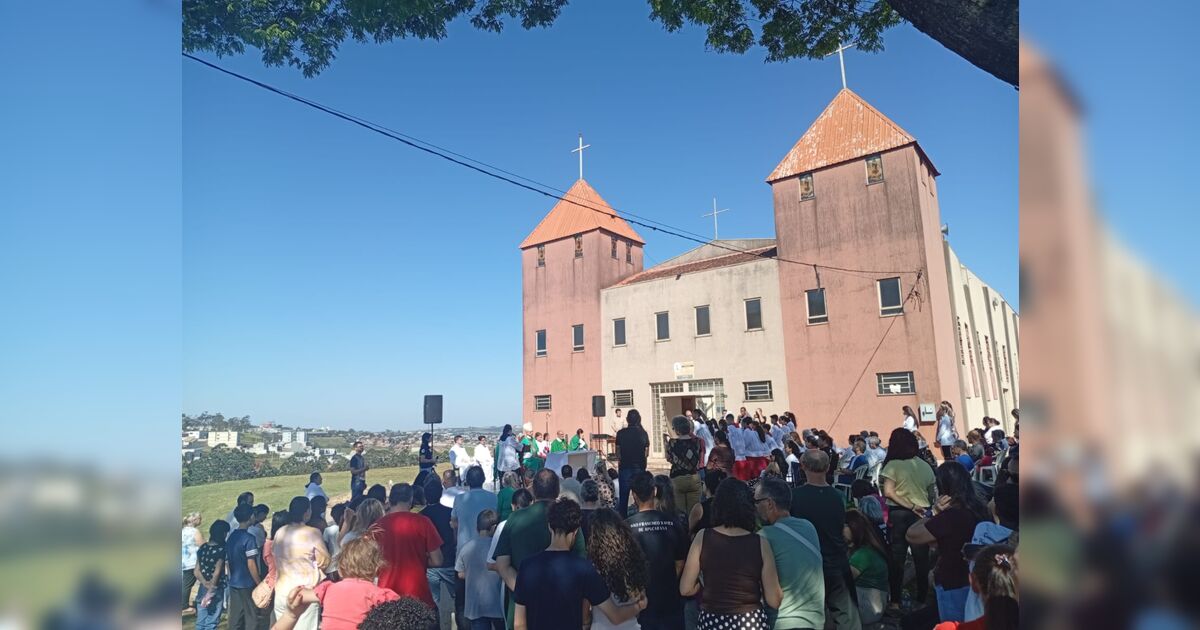 Fachada da capela Nossa Senhora do Rocio com partes destruídas pelo temporal